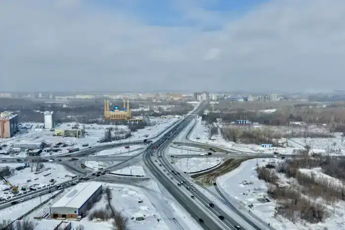В Усть-Каменогорске вводится временное круговое движение в связи со строительством транспортной развязки, что потребует от водителей соблюдения новых правил дорожного движения.