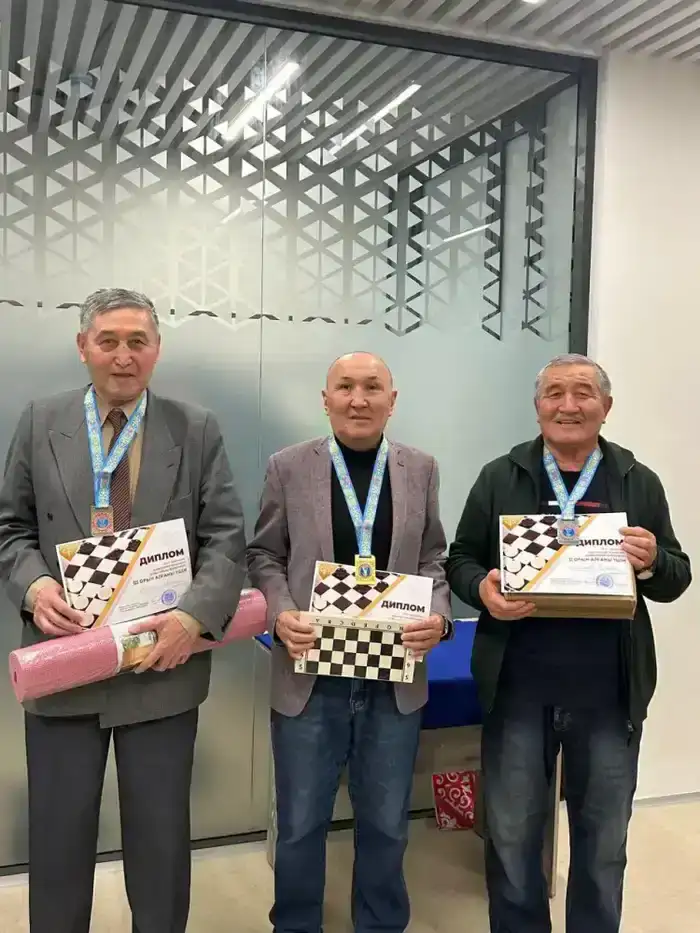 В Астане прошли соревнования по шашкам среди пенсионеров (3)