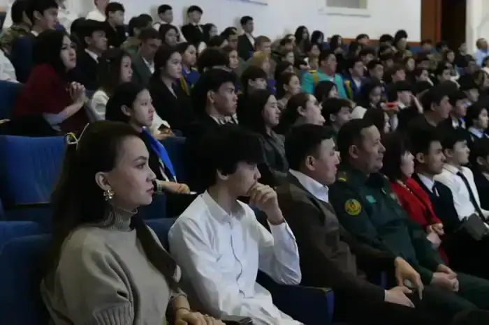 Столичные спасатели рассказали школьникам о своей службе (10)