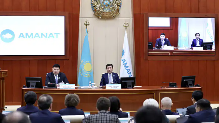 Фракция Amanat в Мажилисе одобрила проект новой Конституции, что может привести к значительным изменениям в политической системе страны