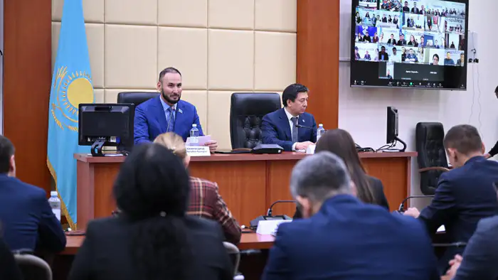 В столице состоялось расширенное заседание актива партии Respublica, на котором было принято решение поддержать проект новой Конституции. В мероприятии приняли участие члены политсовета, депутаты парламента и маслихатов. Обсуждение прошло в конструктивной