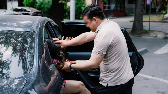 В Казахстане могут запретить исполнение "Песни о краже невест". Вице-министр культуры и информации Евгений Кочетов заявил, что ведомство начнет внимательно следить за творчеством казахстанских артистов, чтобы предотвратить распространение подобных песен.