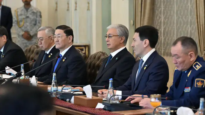 Токаев и Шахбаз Шариф: Сотрудничество Казахстана и Пакистана в расширенном формате