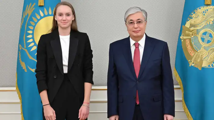 Президент Казахстана Касым-Жомарт Токаев поздравил Елену Рыбакину с триумфом на Australian Open, отметив её выдающееся достижение в финале турнира.