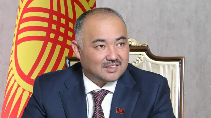 Спикер парламента Кыргызстана Нурланбек Тургунбек уулу объявил о добровольном уходе с поста на заседании, сообщает Tengrinews.kz.