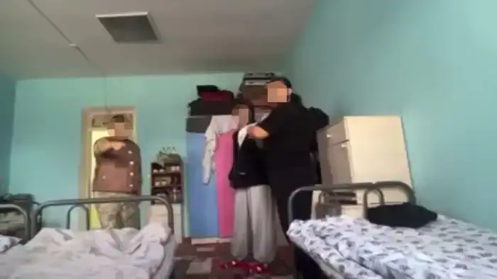 В южном Казахстане студенток колледжа заставляют убирать мужские комнаты и туалеты, что вызвало общественное возмущение. В соцсетях появилась видеозапись, на которой запечатлены эти действия, что привлекло внимание к проблеме гендерного неравенства и диск