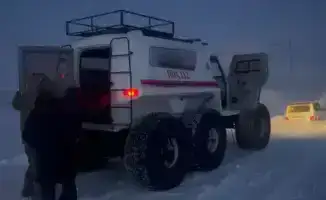 Спасение людей из снежных заносов в регионе