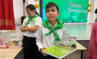 Школьники Астаны участвуют в мероприятии по экологии 'Таза Қазақстан'