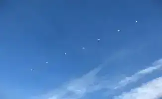 196 солдат срочной службы успешно выполнили первые прыжки с парашютом с высоты 800 метров