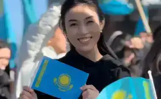 В Алматы прошел патриотический флешмоб в поддержку Новой Конституции с участием молодежи