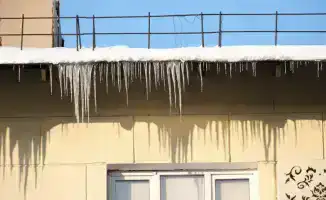 Управляющие компании Алматы обязаны очищать крыши от снега и наледи