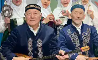 В Астане пенсионеры осваивают национальные инструменты в этно-фольклорном ансамбле "Тұмар"