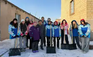 Волонтёры в Казахстане поддерживают пожилых жителей через акцию по очистке снега