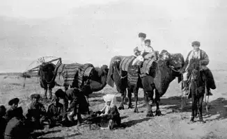 90 лет назад, 5 февраля 1936 года, Казакская АССР была переименована в Казахскую, что стало важным шагом в утверждении самоназвания народа. С тех пор в русской транскрипции используется имя 'казах', отражая культурные и исторические изменения в регионе.