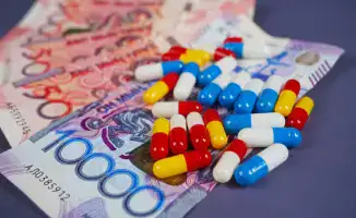 Депутат Мажилиса Айдос Сарыма прокомментировал исключение слова 'бесплатный' из проекта новой Конституции в статьях, касающихся образования и медицины. Он отметил, что это изменение поднимает вопросы о реальных гарантиях и доступности этих услуг для гражд
