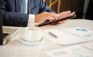 Токаев критикует бездействие сотрудников нацкомпаний: необходимость повышения ответственности и эффективности в работе