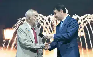 Аким Алматы поздравил Журсина Ермана с 75-летием и вручил почётное звание