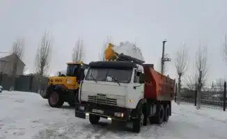 Коммунальные службы Астаны продолжают борьбу со снегом, обеспечивая безопасность на дорогах