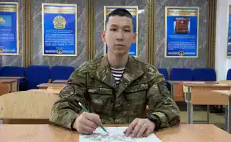 Матрос морской пехоты из Актау создает картины о героях Казахстана, совмещая службу с искусством