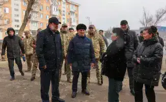 В Жанатасе начинается восстановление после сильного ветра: Ербол Қарашөкеев осматривает пострадавшие объекты