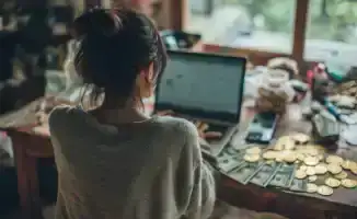 Финансовая пирамида на 25 миллиардов и запрет на въезд для Сабурова: новости за 6 февраля