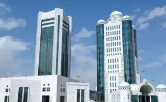 Мажилисмен Мурат Абенов предложил исключить риски 'институционального коллапса' в Казахстане на заседании Конституционной комиссии, обсуждая изменения в Норме о роспуске Парламента в новой Конституции.