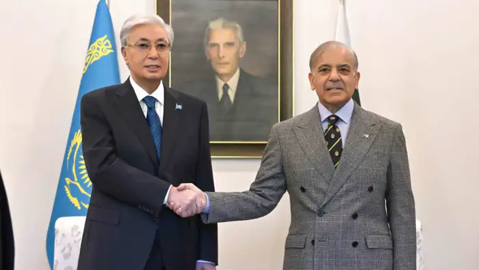 Токаев и премьер Пакистана обсудили сотрудничество в торговле и энергетике: новые возможности для социального развития