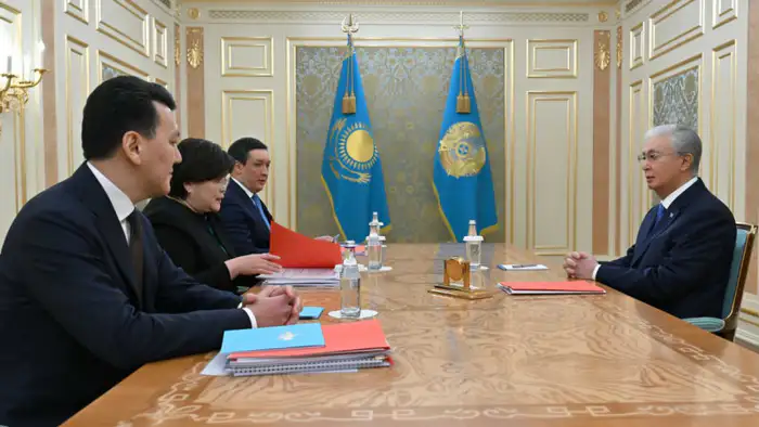 Президент Казахстана Касым-Жомарт Токаев подписал указ о проведении референдума по новой Конституции. В рамках подготовки к этому важному событию, он встретился с председателем Конституционной комиссии, председателем Конституционного суда Эльвирой Азимово