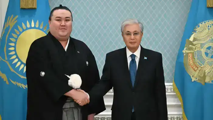 Президент Казахстана Токаев встретился с успешным борцом сумо Ерсином Балтагулом, прославившим страну в Японии