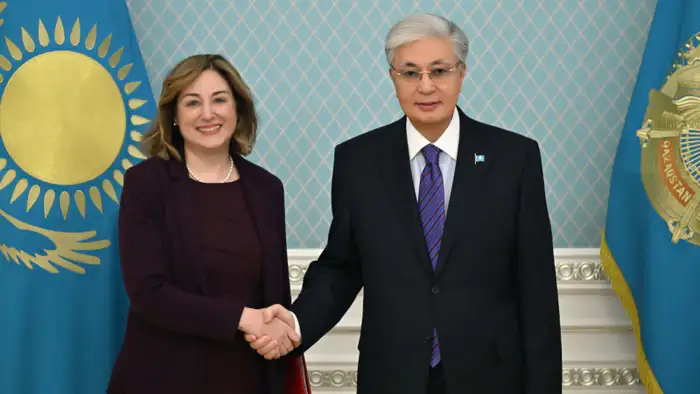 Президент Казахстана Касым-Жомарт Токаев принял нового посла США в Казахстане Джули Стаффт. В ходе встречи обсуждались вопросы двустороннего сотрудничества и укрепления отношений между странами. Это событие подчеркивает важность дипломатических связей меж