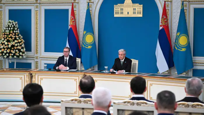 Президент Казахстана Касым-Жомарт Токаев на встрече с лидером Сербии Александром Вучичем процитировал народную мудрость, подчеркивая важность культурного обмена и взаимопонимания между странами.