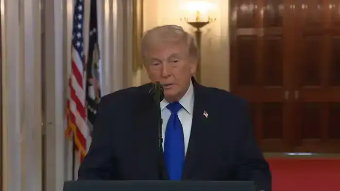 Трамп продолжает вводить пошлины, игнорируя решения Верховного суда, что может привести к международной торговой напряженности