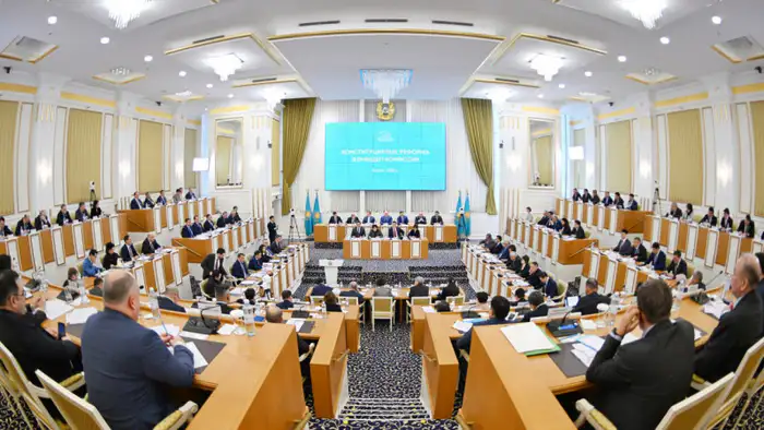 Сегодня, 5 февраля, в Казахстане началось восьмое заседание Конституционной комиссии, посвященное реформе Конституции. Трансляция заседания доступна для широкой аудитории, что позволяет гражданам следить за процессом обсуждения и внесения изменений в осно