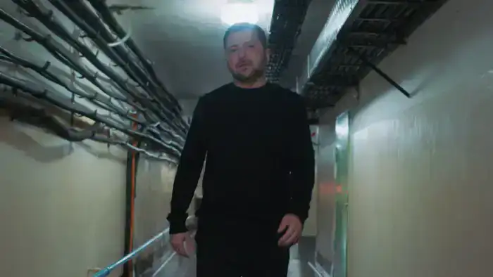 Зеленский демонстрирует свой бункер в Киеве: видео с улицы Банковой
