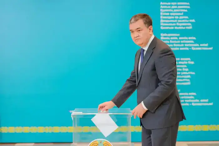 Женис Касымбек проголосовал на референдуме в Астане