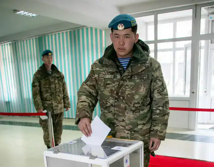 Военнослужащие Вооруженных сил в числе первых проголосовали на республиканском референдуме (8)