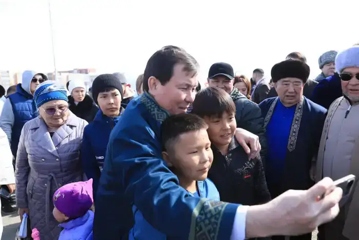 На праздновании Наурыза аким области стал свидетелем обряда «Тусаукесер» у близнецов (7)