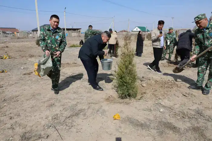 Экологическая инициатива в Уйгурском районе: высажено 30 деревьев для формирования ответственного отношения к природе
