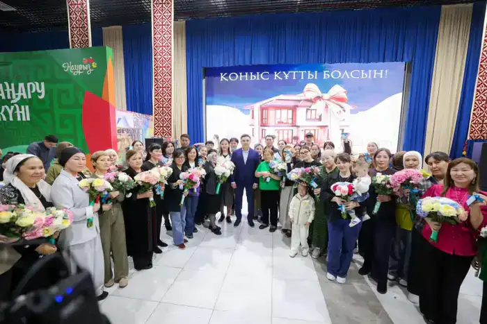В ШЫМКЕНТЕ 50 СЕМЕЙ ПОЛУЧИЛИ КЛЮЧИ ОТ НОВЫХ КВАРТИР В ПРЕДДВЕРИИ НАУРЫЗА (4)