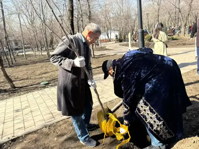 Зеленая инициатива в Алматы: более 400 деревьев высажены в рамках Жаңару дня, способствуя улучшению экологической ситуации