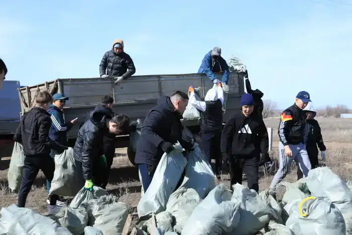 Свыше 200 молодых актюбинцев вышли на субботник в рамках акции «Таза Қазақстан» (3)