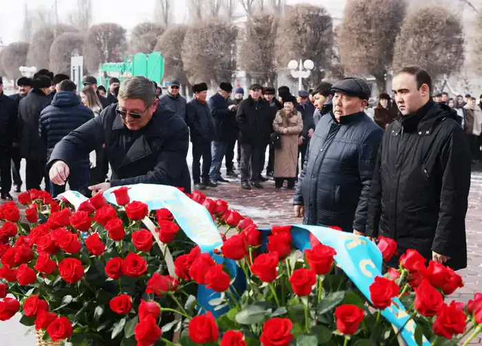 В Таразе состоялась церемония возложения цветов к памятнику Жамбылу Жабаеву (10)