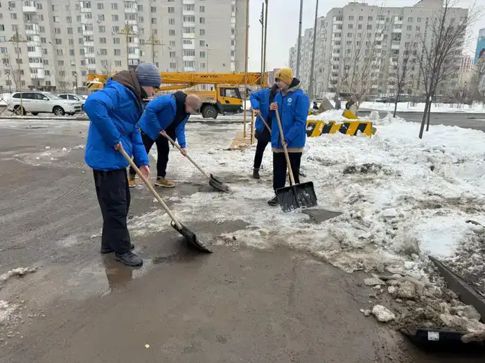 Тепло заботы: волонтеры в Астане угощают работников коммунальных служб чаем и баурсаками