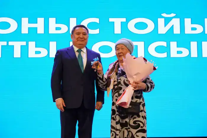 В Кокшетау вручили ключи от 125 квартир очередникам категории СУСН (7)