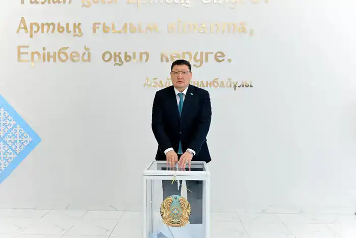 Аким области Абай проголосовал на референдуме (4)