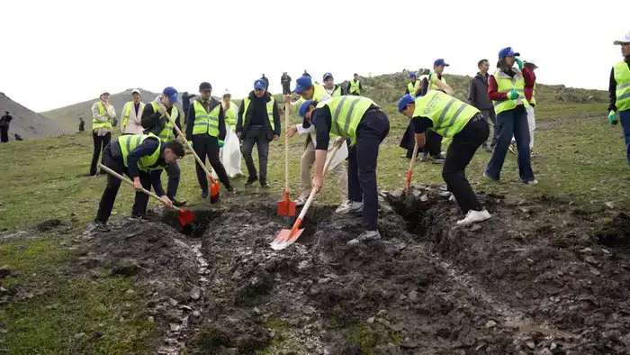 Чистая вода как символ жизни: волонтеры «Болашақтың қайнары» зовут казахстанцев очистить родники «Мөлдір бұлақ»