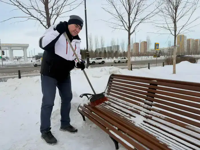 В Астане на территории монумента «Қазақ еліне мың алғыс» провели уборку (2)