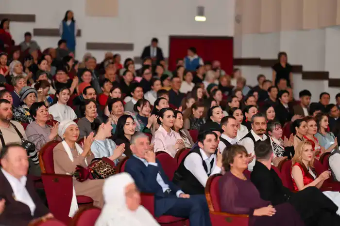 Семейские актеры отмечены в день театра
