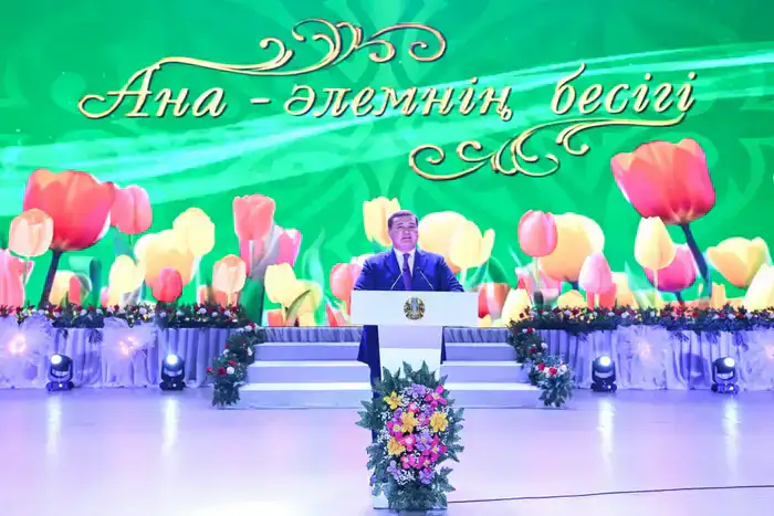 Торжественное мероприятие к 8 Марта подчеркивает значимость женщин в обществе и их вклад в развитие региона