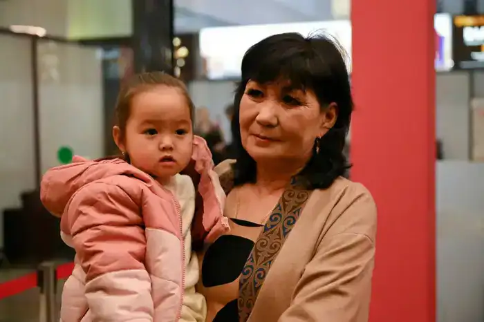 «Впервые в истории на одних зимних Паралимпийских играх Казахстан завоевал сразу две медали» - Ербола Хамитова торжественно встретили в аэропорту (4)